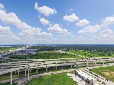 Yatay hava görünümünü Interstate 10 veya Katy freeway büyük kavşak, yığın kavşak, yol Kavşağı Üstgeçit gündüz bulut mavi gökyüzünde yükselmiş. Katy, Texas, ABD Hava metropol alanı