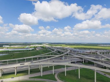 Yatay hava görünümünü Interstate 10 veya Katy freeway büyük kavşak, yığın kavşak, yol Kavşağı Üstgeçit gündüz bulut mavi gökyüzünde yükselmiş. Katy, Texas, ABD Hava metropol alanı
