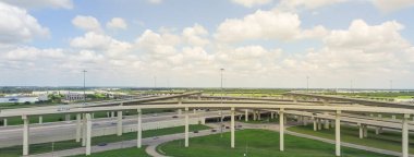 Panorama yatay hava Interstate 10 veya Katy freeway büyük kavşak, yığın değişimi, yol kavşak Üstgeçit bulut mavi gökyüzü yüksek. Üstten görünüm metropol Katy, Texas, ABD