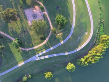 Banliyö bölgesi Houston Hava kentsel lakeside yeşil park. Ağaçlar, patika, çimenli çim, bahçesi trail koşu için göl kıyısı tarafından açık egzersiz kişi çalışmıyor. Sağlıklı yaşam konsepti