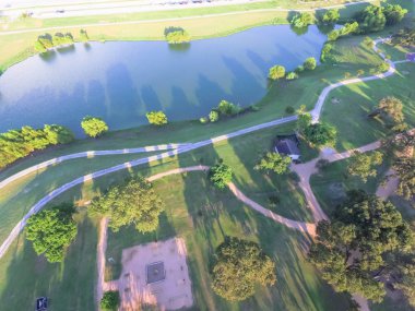 Banliyö bölgesi Houston Hava kentsel lakeside yeşil park. Ağaçlar, patika, çimenli çim, bahçesi trail koşu için göl kıyısı tarafından açık egzersiz kişi çalışmıyor. Sağlıklı yaşam konsepti