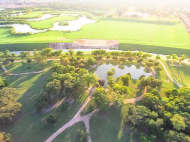 Üstten görünüm kentsel nehir kenarı yeşil park'ında banliyö bölgesi Houston. Anteni, çimenli çim, Bahçesi, yol, iz koşu için çalışan, açık egzersiz insanlar ağaçlar. Sağlıklı yaşam konsepti