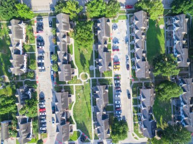 Şehir Houston, Texas, sınırlarının hemen dışında konut evler mahallede hava görünümünü bize. Sıkıca paketlenmiş evleri, driveway sabahın erken saatlerinde yeşil ağaç köprü ile çevrili. Konut geliştirme