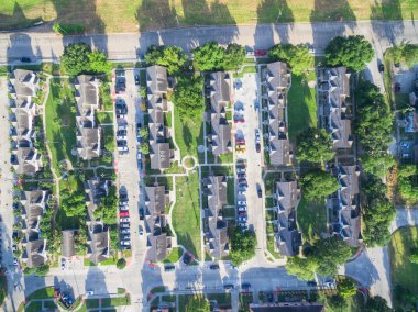 Şehir Houston, Texas, sınırlarının hemen dışında konut evler mahallede hava görünümünü bize. Sıkıca paketlenmiş evleri, driveway sabahın erken saatlerinde yeşil ağaç köprü ile çevrili. Konut geliştirme