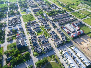 Şehir Houston, Texas, sınırlarının hemen dışında konut evler mahallede hava görünümünü bize. Sıkıca paketlenmiş evleri, driveway sabahın erken saatlerinde yeşil ağaç köprü ile çevrili. Konut geliştirme