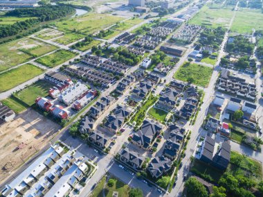 Şehir Houston, Texas, sınırlarının hemen dışında konut evler mahallede hava görünümünü bize. Sıkıca paketlenmiş evleri, driveway sabahın erken saatlerinde yeşil ağaç köprü ile çevrili. Konut geliştirme