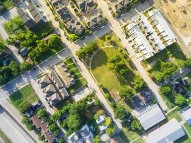 Üstgeçidin konut mahalle sınırlarının şehir Houston karayolu yakınındaki ev sahipliği yapmaktadır. Sıkıca paketlenmiş evleri, driveway erken sabah yeşil ağaçları havadan görünümü ile çevrili. Konut geliştirme