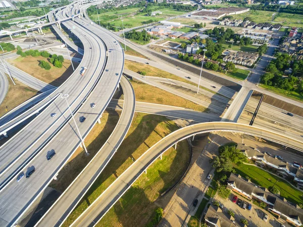 大規模なインターステート I69 高速道路交差点 ヒューストンのダウンタウンで高架道路交差点陸橋をインターチェンジからの眺め レベル高速道路インターチェンジを運ぶ重いラッシュアワーの交通渋滞 — ストック写真