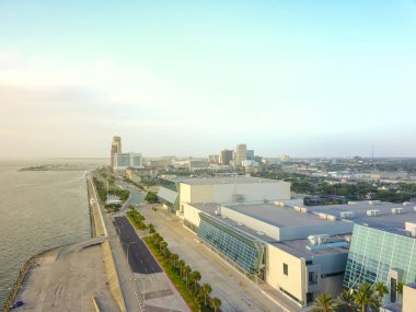 Corpus Christi şehir merkezinde Kuzey Sahil Bulvarı ndan havadan görünümü. Texas city Meksika Körfezi üzerinde defne açık alanı