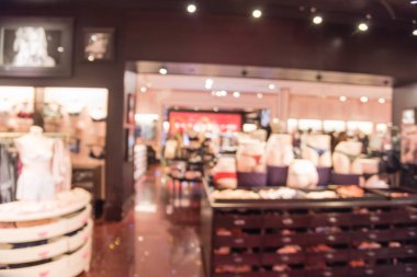 Amerika'nın renkli modern kadın iç çamaşırı ve iç çamaşırı Mağazası bulanık görüntü iç. Külot ve sütyen giyim bölümü alışveriş merkezi kadın mankenler. Ufuk soyut bokeh ışık.