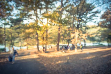 Vintage sesi bulanık lakeside kamp alanına kurutulmuş düşmüş kalın battaniye Oklahoma, ABD yer bırakır. İnsanlar güneş ışığının tadını çıkarın, doğal olay yerinde erken soğuk sonbahar sabah. Eğlence ve macera kavramı