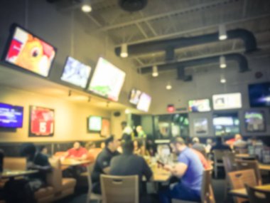 Bulanık soyut barlar restoranlar ABD spor. Ufuk kişi spor izle, bira içmek ve Amerikan mutfağı yemek