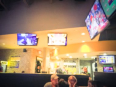 Bulanık soyut barlar restoranlar ABD spor. Ufuk kişi spor izle, bira içmek ve Amerikan mutfağı yemek