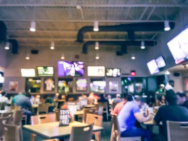 Bulanık soyut barlar restoranlar ABD spor. Ufuk kişi spor izle, bira içmek ve Amerikan mutfağı yemek