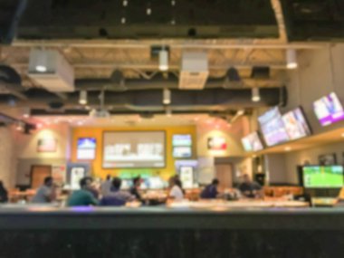 Bulanık soyut barlar restoranlar ABD spor. Ufuk kişi spor izle, bira içmek ve Amerikan mutfağı yemek