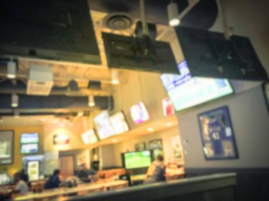 Bulanık soyut barlar restoranlar ABD spor. Ufuk kişi spor izle, bira içmek ve Amerikan mutfağı yemek