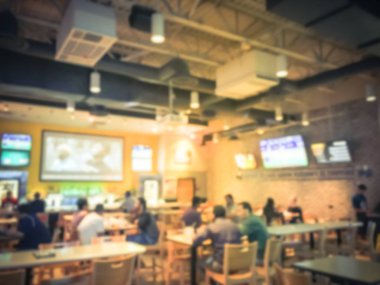 Bulanık soyut barlar restoranlar ABD spor. Ufuk kişi spor izle, bira içmek ve Amerikan mutfağı yemek