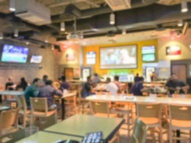 Bulanık soyut barlar restoranlar ABD spor. Ufuk kişi spor izle, bira içmek ve Amerikan mutfağı yemek