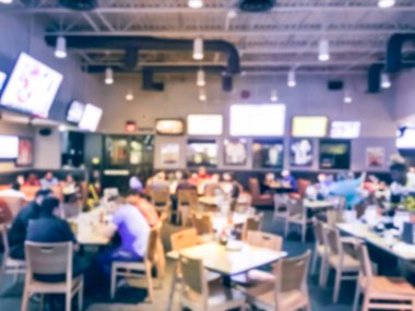 Bulanık soyut barlar restoranlar ABD spor. Ufuk kişi spor izle, bira içmek ve Amerikan mutfağı yemek