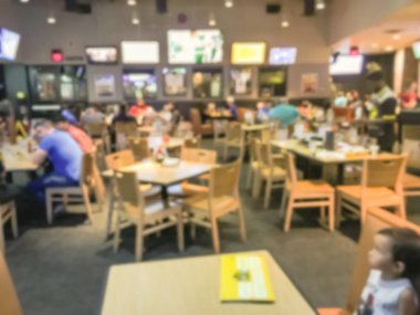 Bulanık soyut barlar restoranlar ABD spor. Ufuk kişi spor izle, bira içmek ve Amerikan mutfağı yemek