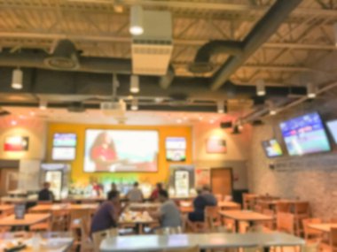 Bulanık soyut barlar restoranlar ABD spor. Ufuk kişi spor izle, bira içmek ve Amerikan mutfağı yemek