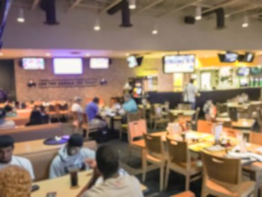 Bulanık soyut barlar restoranlar ABD spor. Ufuk kişi spor izle, bira içmek ve Amerikan mutfağı yemek