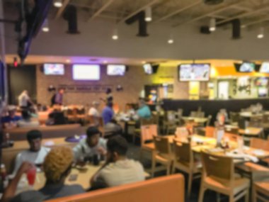 Bulanık soyut barlar restoranlar ABD spor. Ufuk kişi spor izle, bira içmek ve Amerikan mutfağı yemek