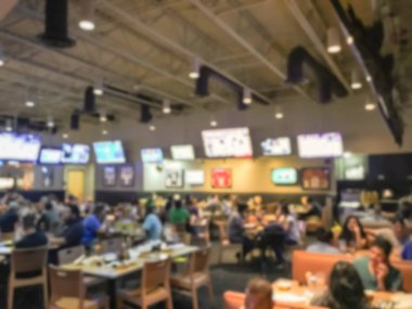 Bulanık soyut barlar restoranlar ABD spor. Ufuk kişi spor izle, bira içmek ve Amerikan mutfağı yemek