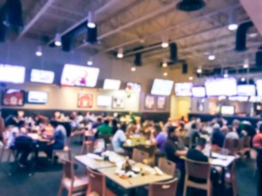 Bulanık soyut barlar restoranlar ABD spor. Ufuk kişi spor izle, bira içmek ve Amerikan mutfağı yemek