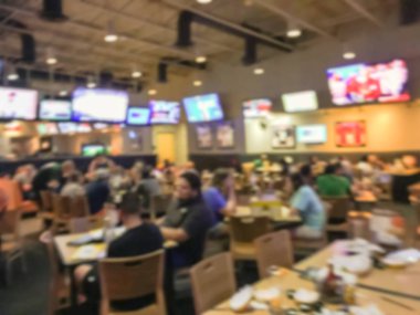 Bulanık soyut barlar restoranlar ABD spor. Ufuk kişi spor izle, bira içmek ve Amerikan mutfağı yemek