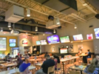 Bulanık soyut barlar restoranlar ABD spor. Ufuk kişi spor izle, bira içmek ve Amerikan mutfağı yemek