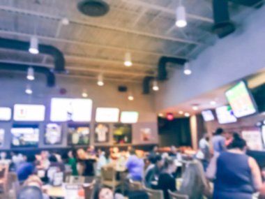 Bulanık soyut barlar restoranlar ABD spor. Ufuk kişi spor izle, bira içmek ve Amerikan mutfağı yemek