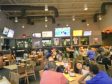 Bulanık soyut barlar restoranlar ABD spor. Ufuk kişi spor izle, bira içmek ve Amerikan mutfağı yemek