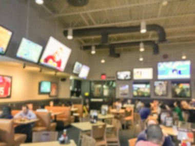 Bulanık soyut barlar restoranlar ABD spor. Ufuk kişi spor izle, bira içmek ve Amerikan mutfağı yemek