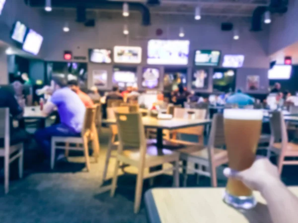 흐리게 Weizen 캐주얼 레스토랑 미국에서 스포츠 바에서에서 신선한 맥주를 — 스톡 사진