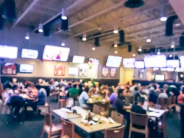 Bulanık soyut barlar restoranlar ABD spor. Ufuk kişi spor izle, bira içmek ve Amerikan mutfağı yemek