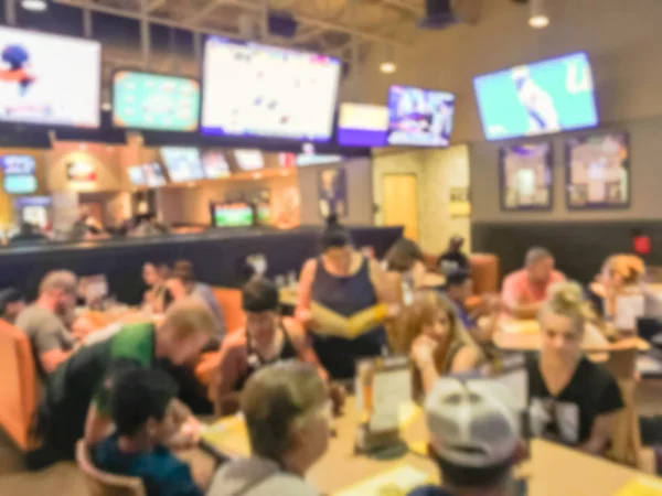 Bulanık soyut barlar restoranlar ABD spor. Ufuk kişi spor izle, bira içmek ve Amerikan mutfağı yemek