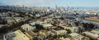 Panorama havadan görünümü Castro ilçe mahalle tipik Victoria konut evleri ve arka planda şehir San Francisco silueti ile