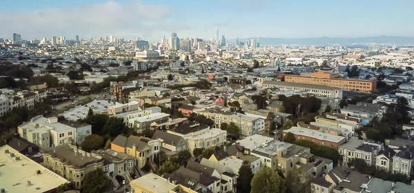 Panorama havadan görünümü Castro ilçe mahalle tipik Victoria konut evleri ve arka planda şehir San Francisco silueti ile