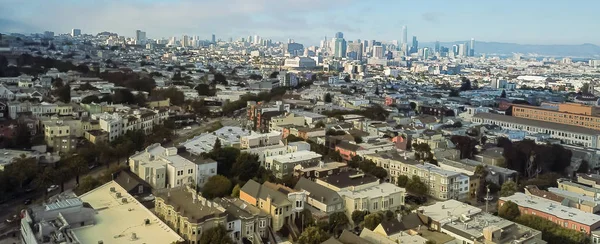 Panorama havadan görünümü Castro ilçe mahalle tipik Victoria konut evleri ve arka planda şehir San Francisco silueti ile