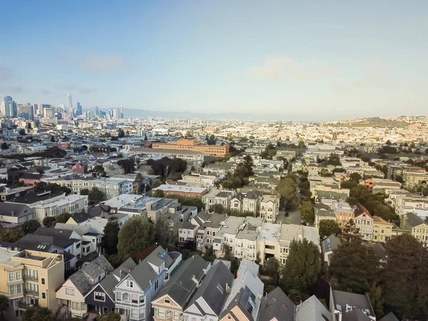 Havadan görünümü Castro ilçe mahalle tipik Victoria konut evleri ve arka planda şehir San Francisco silueti ile