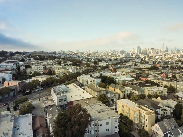 Havadan görünümü Castro ilçe mahalle tipik Victoria konut evleri ve arka planda şehir San Francisco silueti ile