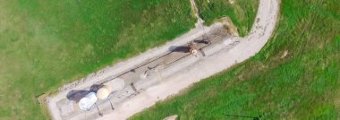 Panorama havadan görünümü çalışma etmek ham petrol ve petrol sondaj, Su emülsiyon pompalıyor kırsal La Grange, Texas, bize site. Eski pompa jack ve petrol tankları, enerji ve endüstriyel arka plan