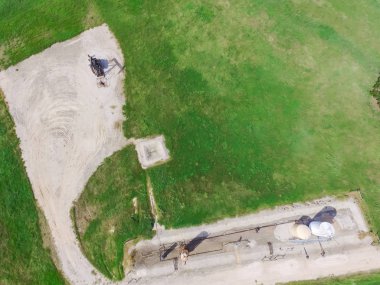 Havadan görünümü çalışma etmek ham petrol ve petrol sondaj, Su emülsiyon pompalıyor kırsal La Grange, Texas, bize site. Enerji ve Sanayi arka plan için eski etmek ve petrol tankları.
