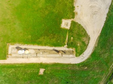 Havadan görünümü çalışma etmek ham petrol ve petrol sondaj, Su emülsiyon pompalıyor kırsal La Grange, Texas, bize site. Enerji ve Sanayi arka plan için eski etmek ve petrol tankları.
