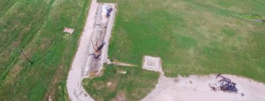 Panorama havadan görünümü çalışma etmek ham petrol ve petrol sondaj, Su emülsiyon pompalıyor kırsal La Grange, Texas, bize site. Eski pompa jack ve petrol tankları, enerji ve endüstriyel arka plan