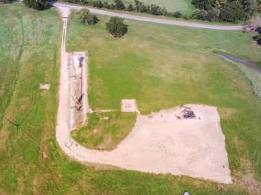 Havadan görünümü çalışma etmek ham petrol ve petrol sondaj, Su emülsiyon pompalıyor kırsal La Grange, Texas, bize site. Enerji ve Sanayi arka plan için eski etmek ve petrol tankları.