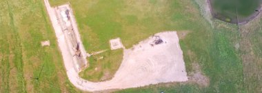 Panorama havadan görünümü çalışma etmek ham petrol ve petrol sondaj, Su emülsiyon pompalıyor kırsal La Grange, Texas, bize site. Eski pompa jack ve petrol tankları, enerji ve endüstriyel arka plan