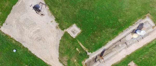 Panorama havadan görünümü çalışma etmek ham petrol ve petrol sondaj, Su emülsiyon pompalıyor kırsal La Grange, Texas, bize site. Eski pompa jack ve petrol tankları, enerji ve endüstriyel arka plan
