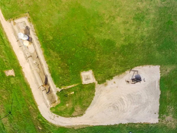 Havadan görünümü çalışma etmek ham petrol ve petrol sondaj, Su emülsiyon pompalıyor kırsal La Grange, Texas, bize site. Enerji ve Sanayi arka plan için eski etmek ve petrol tankları.